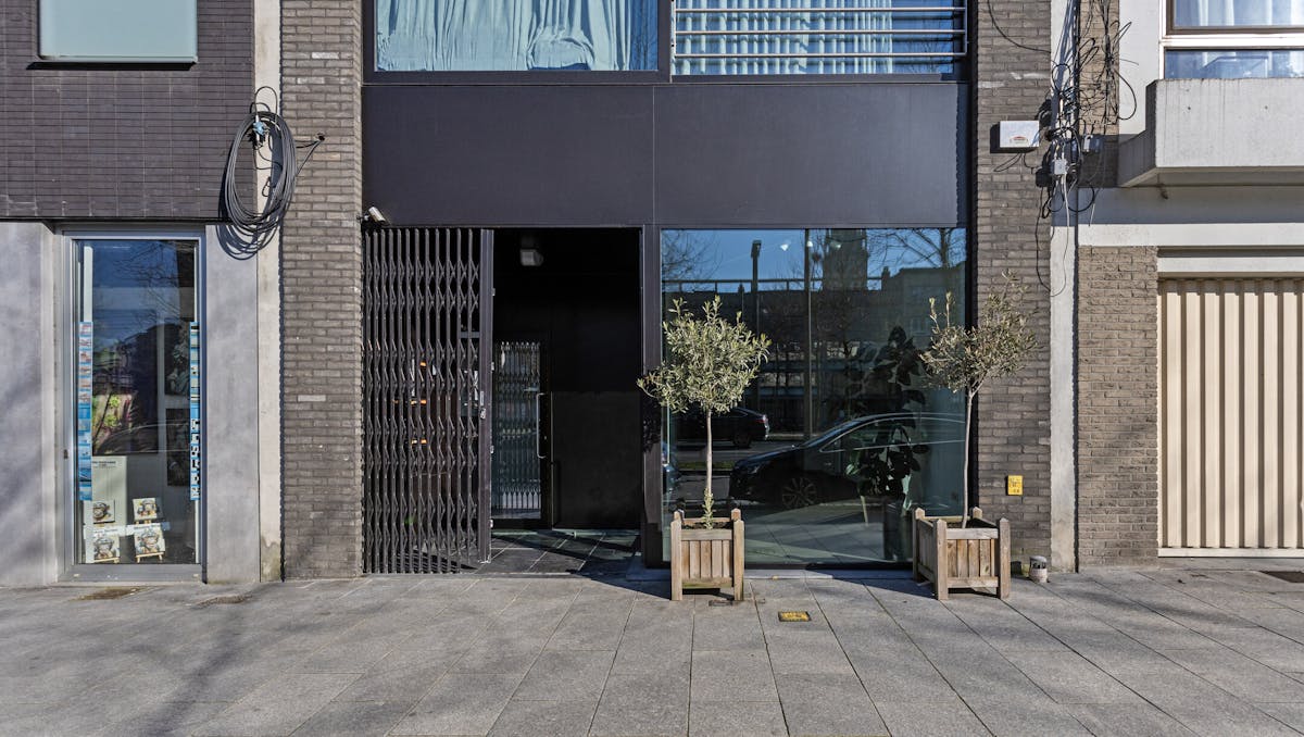 Ruim handelsgelijkvloers (ca 96m²) te huur centrum Antwerpen