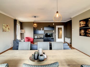 Een gezellig appartement met een terras midden in het groen.