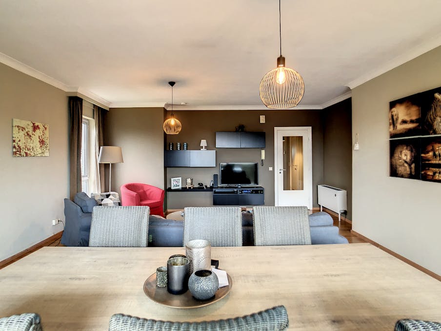 Een gezellig appartement met een terras midden in het groen.