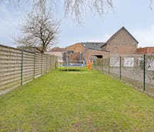 Ruime gezinswoning met bijgebouwen en centrum Nevele