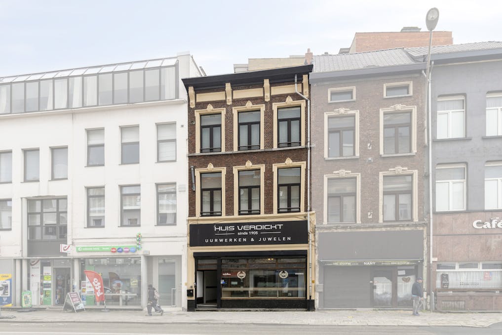 Handelshuis met achterhuis te koop in Antwerpen centrum