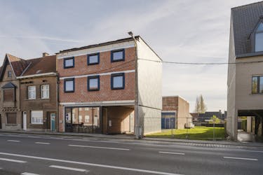 Opbrengsteigendom met handelspand en 2 appartementen te koop in Wevelgem