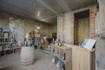 Opbrengsteigendom met handelspand en 2 appartementen te koop in Wevelgem