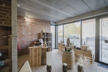 Opbrengsteigendom met handelspand en 2 appartementen te koop in Wevelgem