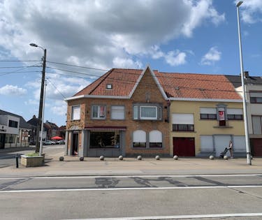 Centrumwoning met handelsruimte te koop in Beveren-Leie