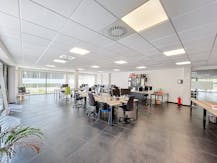 Magazijn (1.366 m²) met kantoor (207 m²) te huur in Evergem