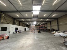 Magazijn (1.366 m²) met kantoor (207 m²) te huur in Evergem