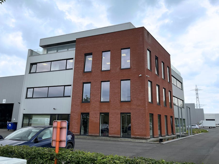Magazijn (1.366 m²) met kantoor (207 m²) te huur in Evergem