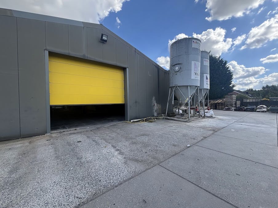 Magazijn met buitenopslag te huur in Moorsele