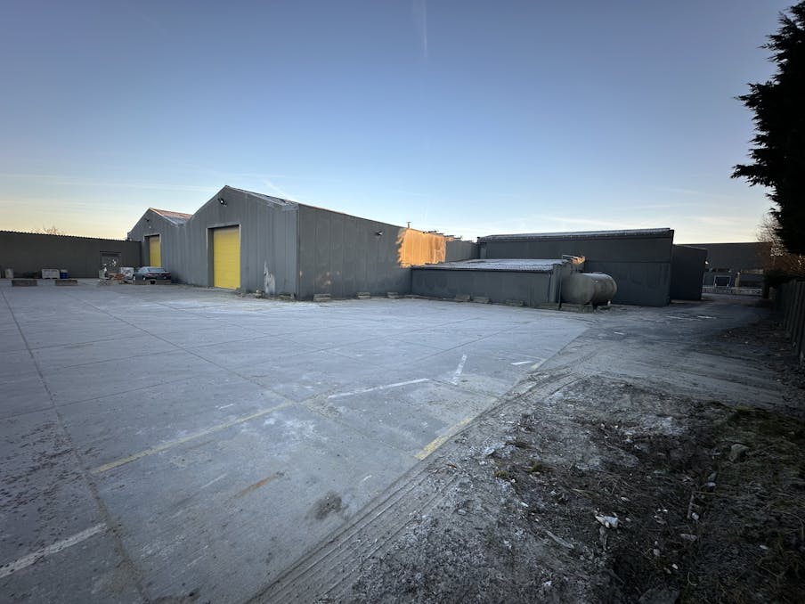 Magazijn met buitenopslag te huur in Moorsele