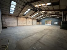 Magazijn met buitenopslag te huur in Moorsele