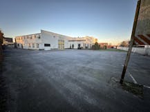 Magazijn met buitenopslag te huur in Moorsele