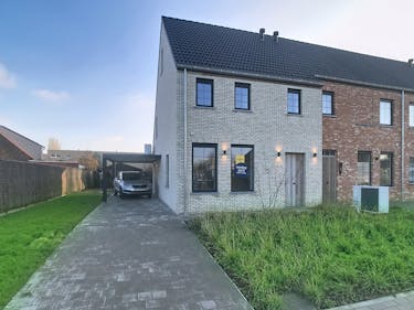 Halfopen nieuwbouwwoning met 4  kamers en tuin in Brielen
