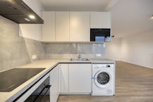 Gerenoveerd hoekappartement met garage te koop in Merksem