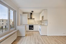 Gerenoveerd hoekappartement met garage te koop in Merksem