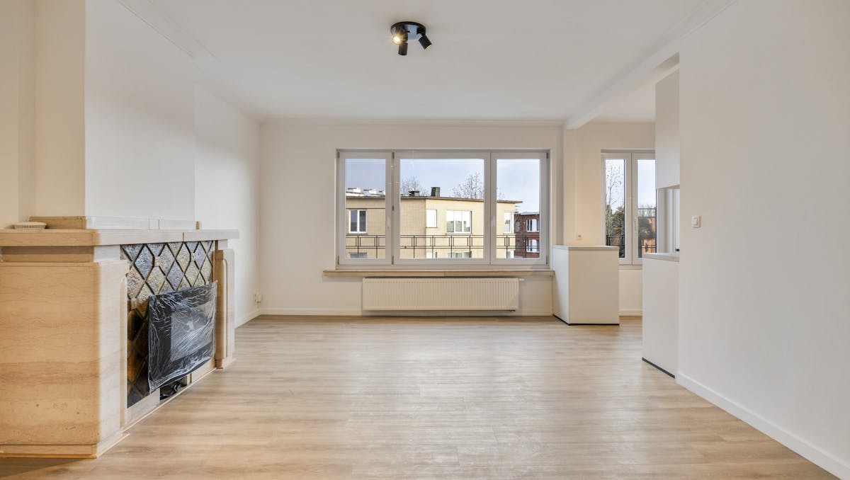 Gerenoveerd hoekappartement met garage te koop in Merksem