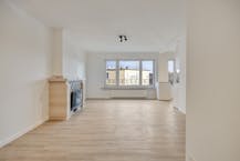 Gerenoveerd hoekappartement met garage te koop in Merksem