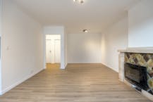 Gerenoveerd hoekappartement met garage te koop in Merksem