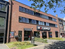 Handelspand op toplocatie met voldoende parking.