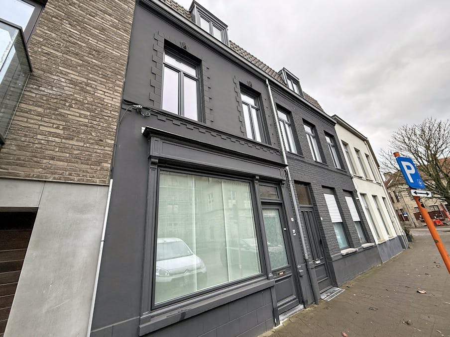 Woning met 5 slaapkamers, garage en terras te huur in centrum Veurne