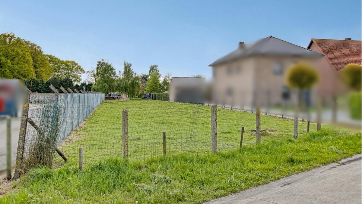 Ruime bouwgrond van 12a 21ca voor open bebouwing te koop in Kessenich