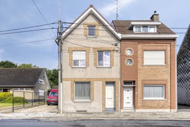 Halfopen huis te koop in Kortrijk met atelier of ruime garage