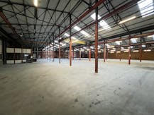 Bedrijfsgebouw (3.750 m²) met zichtlocatie langs R4 te Gent