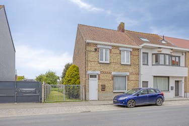 Halfopen woning op 858m² te koop te Houtem (Veurne).