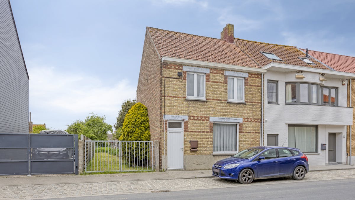 Halfopen woning op 858m² te koop te Houtem (Veurne).