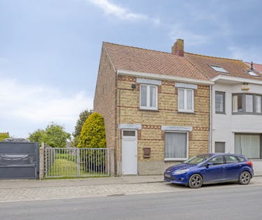 Halfopen woning op 858m² te koop te Houtem (Veurne).
