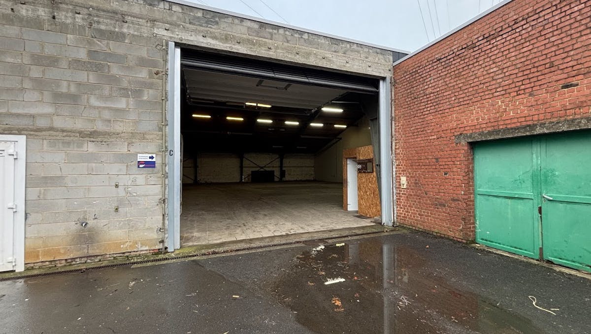 Magazijn van ca. 660 m² te huur in Menen
