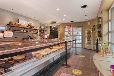 Handelspand met woonst te koop in centrum Menen