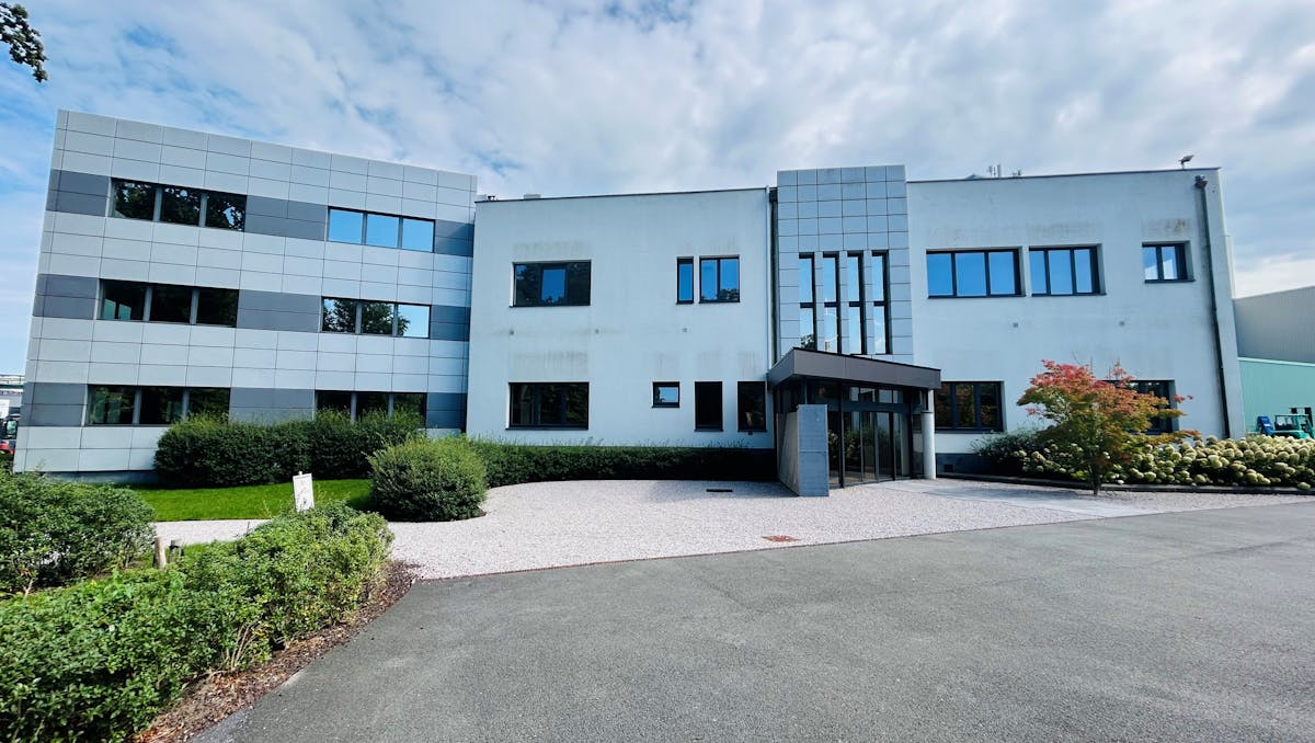 Instapklaar kantoor (986 m²) te huur nabij E17 in Zwijnaarde