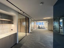 Instapklaar kantoor (986 m²) te huur nabij E17 in Zwijnaarde