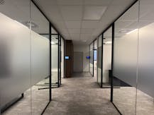 Instapklaar kantoor (986 m²) te huur nabij E17 in Zwijnaarde