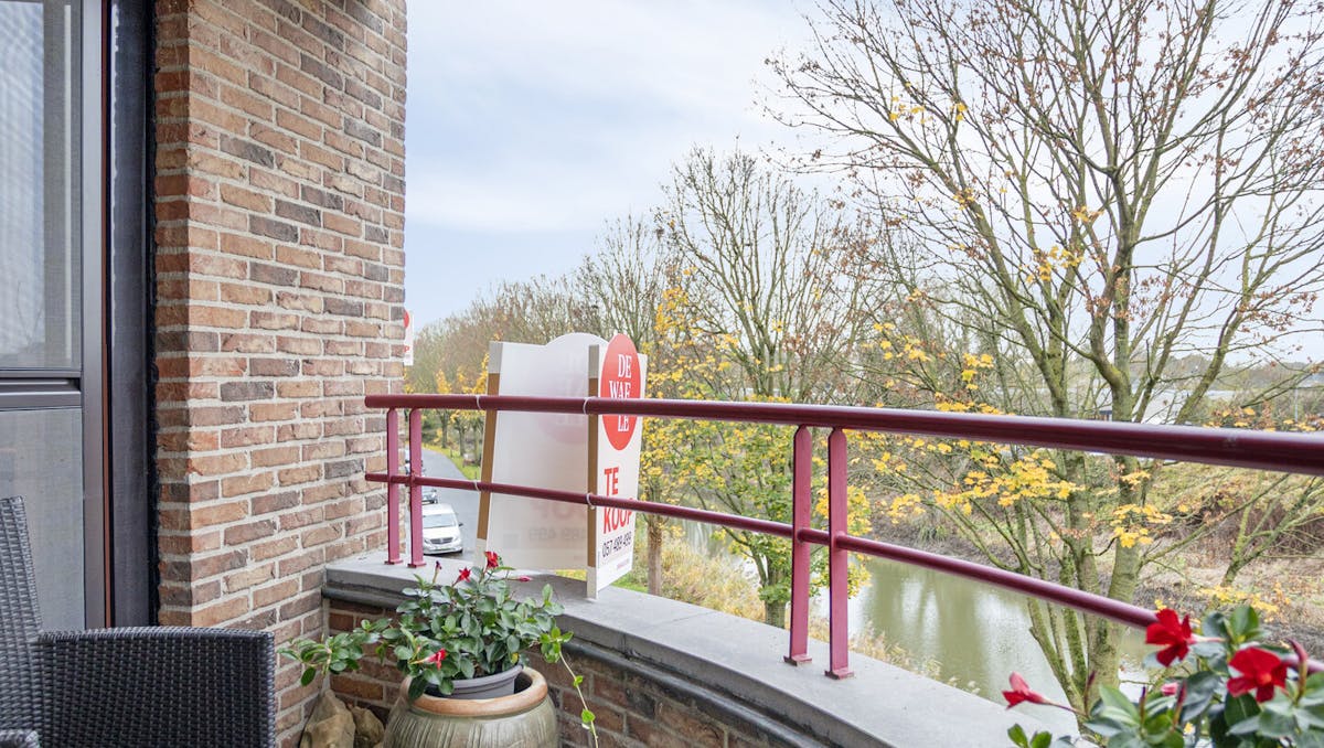 Appartement aan het water te koop met 2 slaapkamers en garage!