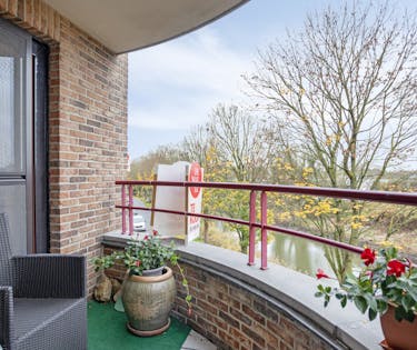 Appartement aan het water te koop met 2 slaapkamers en garage!