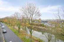 Appartement aan het water te koop met 2 slaapkamers en garage! 