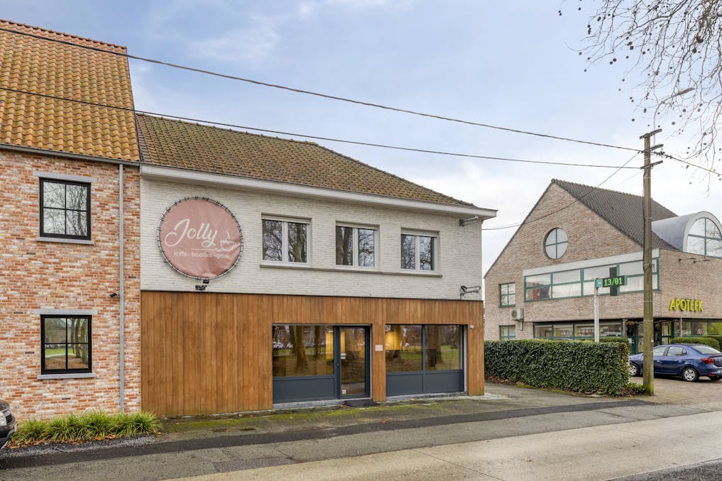 Handelspand (ca. 70 m²) met woonst (65 m²) te koop in Evergem