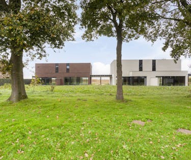 Moderne woning in rust en natuur