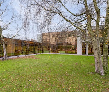 Office building in a prime location with private parking