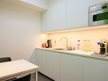 Instapklaar kantoor met woonst te koop in Eeklo