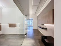 Instapklaar kantoor met woonst te koop in Eeklo