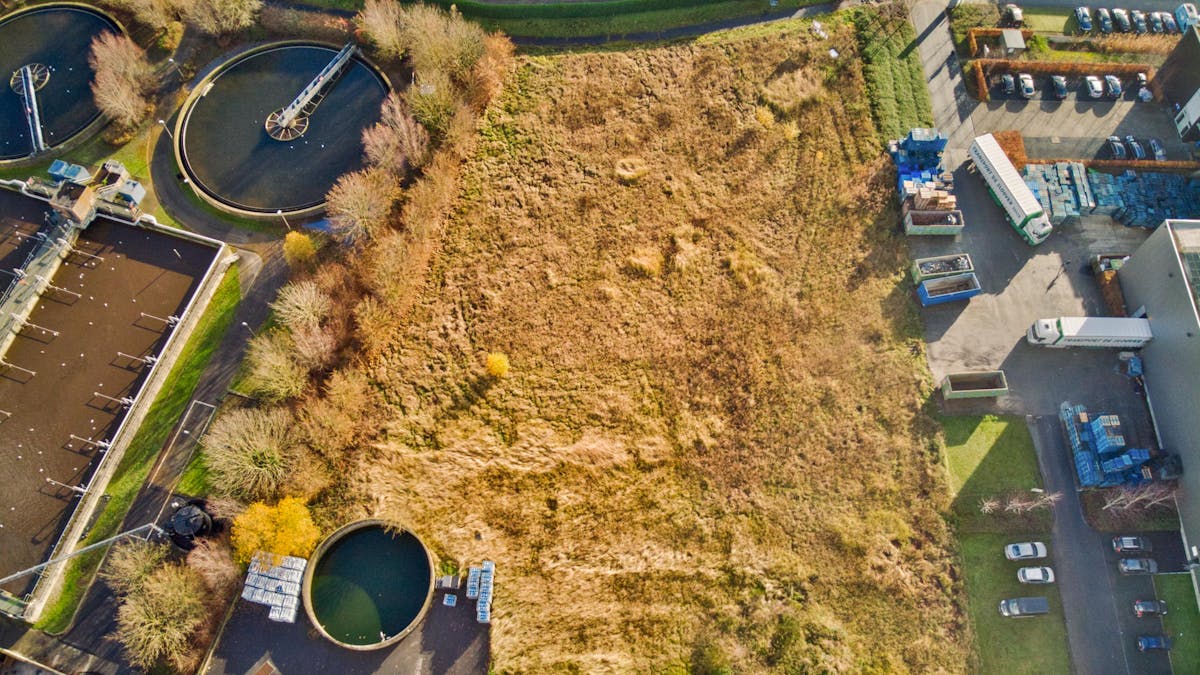 Nieuw te bouwen industriële hal met kantoren te Aalter.
