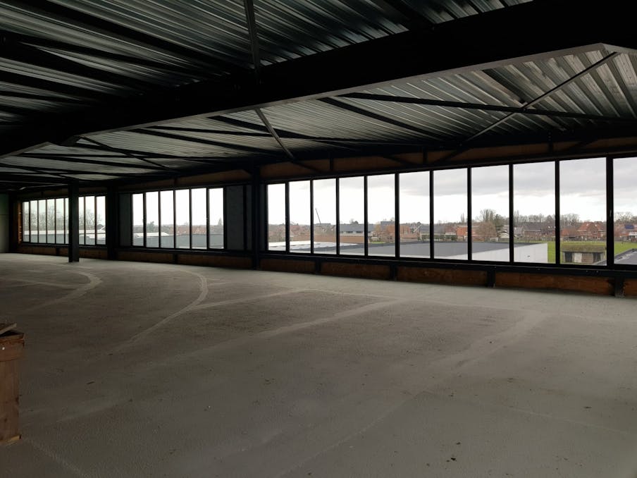 Casco kantoor (450 m²) te Zwevezele, afwerking op maat bespreekbaar!