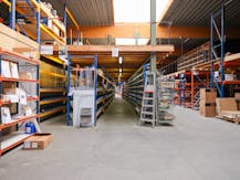 Magazijn (1.600 m²) met showroom te koop in Wetteren