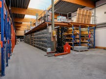 Magazijn (1.600 m²) met showroom te koop in Wetteren