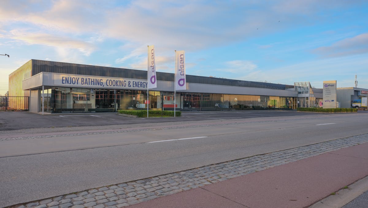 Magazijn (1.600 m²) met showroom te koop in Wetteren