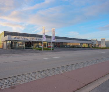 Magazijn (1.600 m²) met showroom te koop in Wetteren
