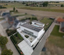 Hypermoderne strakke villa met zwembad nabij Roeselare